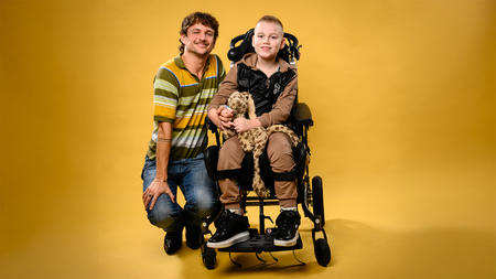 Afbeelding van Logan geniet van alle aandacht die hij krijgt