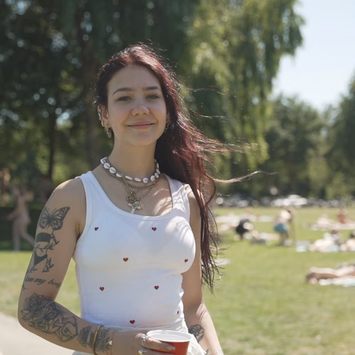 Eliána (21) heeft vaginisme en incontinentie: 'Als ik voel dat ik moet plassen dan loopt het al'