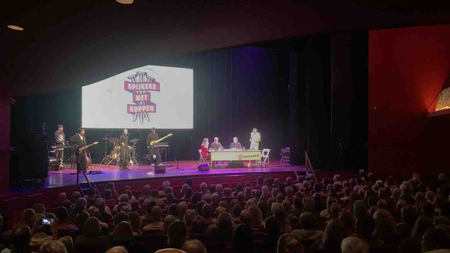 Afbeelding van Spijkers met Koppen in theater Orpheus