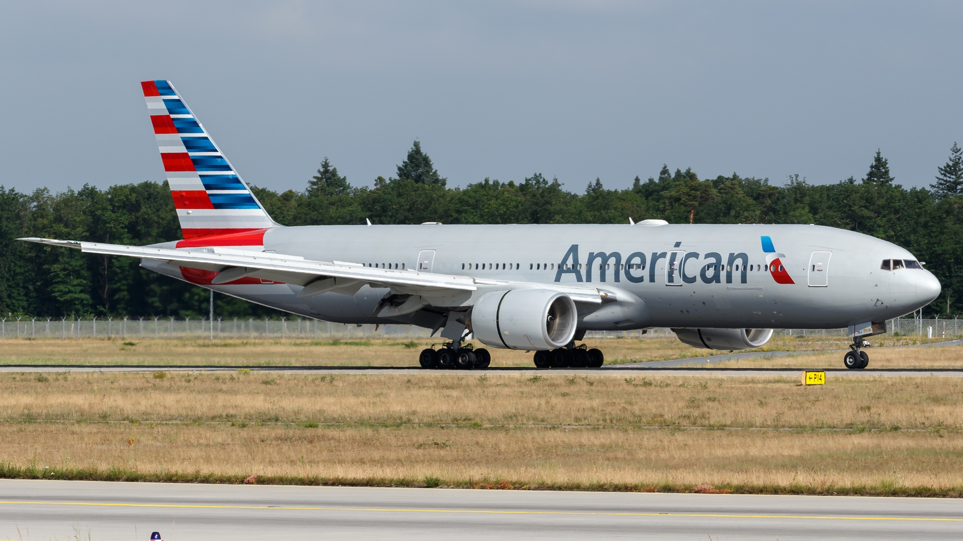 American_Airlines_Boeing_777-200ER_(N778AN)_at_Frankfurt_Airport
