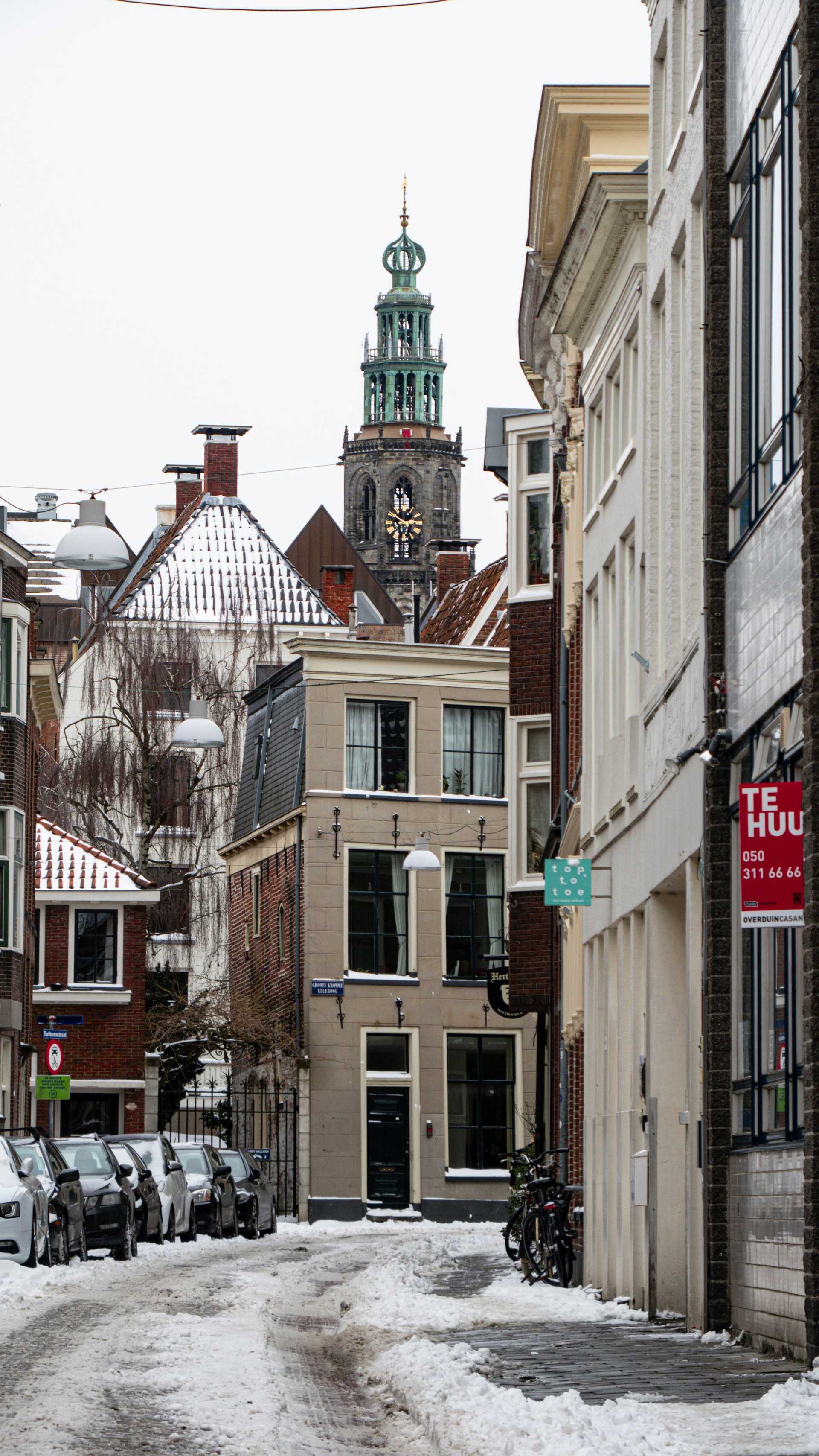 Straat in Groningen met bord op de ruit: "te huur"