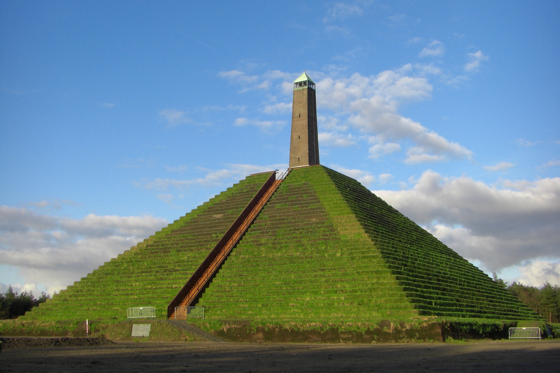 081207_NL_Pyramide_van_Austerlitz