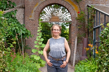 Afbeelding van Esther verbouwt planten en groentes in haar ommuurde permatuin