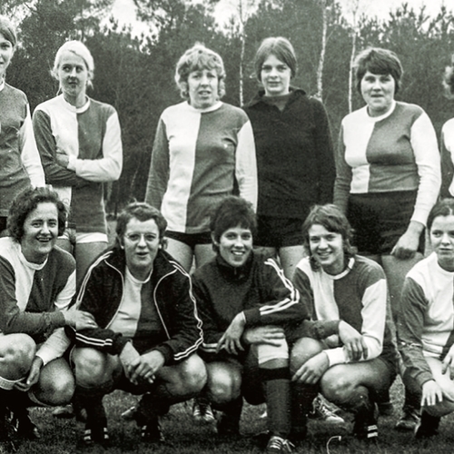 Een onbekend stukje voetbalgeschiedenis: het eerste WK vrouwenvoetbal in 1971