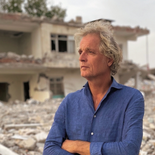 Jeroen Pauw onderzocht hoe de hulp via giro 555, na de aardbeving in Turkije, werd besteed